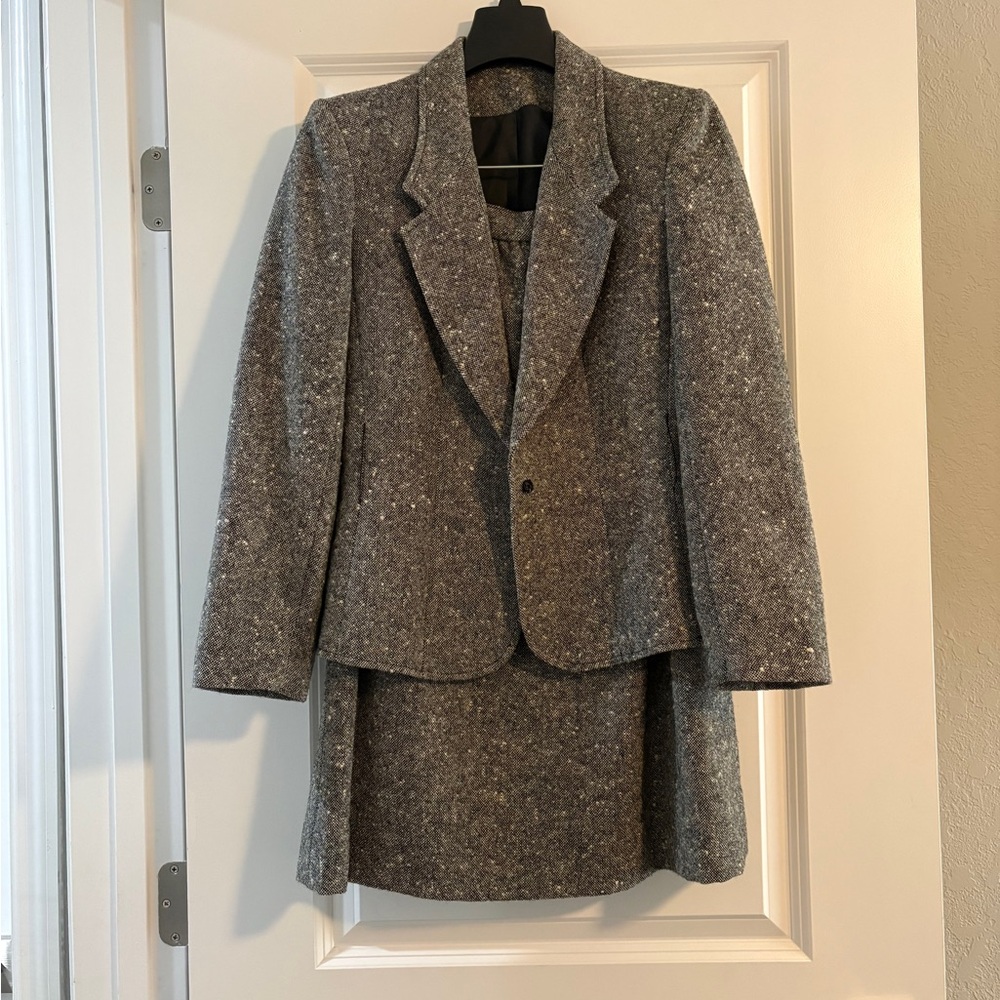 Vintage size 6 skirt women’s suit set. Black and white.  Skirt zips in back.